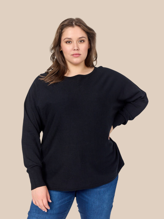 Strik bluse i en blød kvalitet. Den er med rib-effekt ved ærmets afslutning, som har fuld længde, og så er den med rund hals og smart knap-detalje ned langs ryggen.