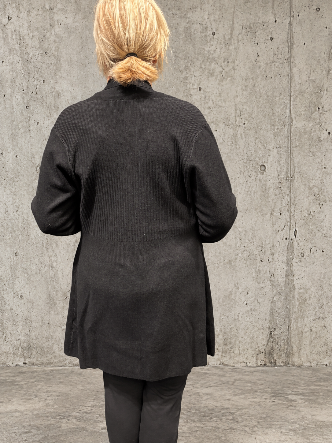 **Alt-tekst:** Samanda 2 plus size cardigan fra Wasabi i sort med lange ærmer, åben front og ribstrikkede detaljer ved skuldrene. Findes også i marine. Billedet er AI-genereret.
