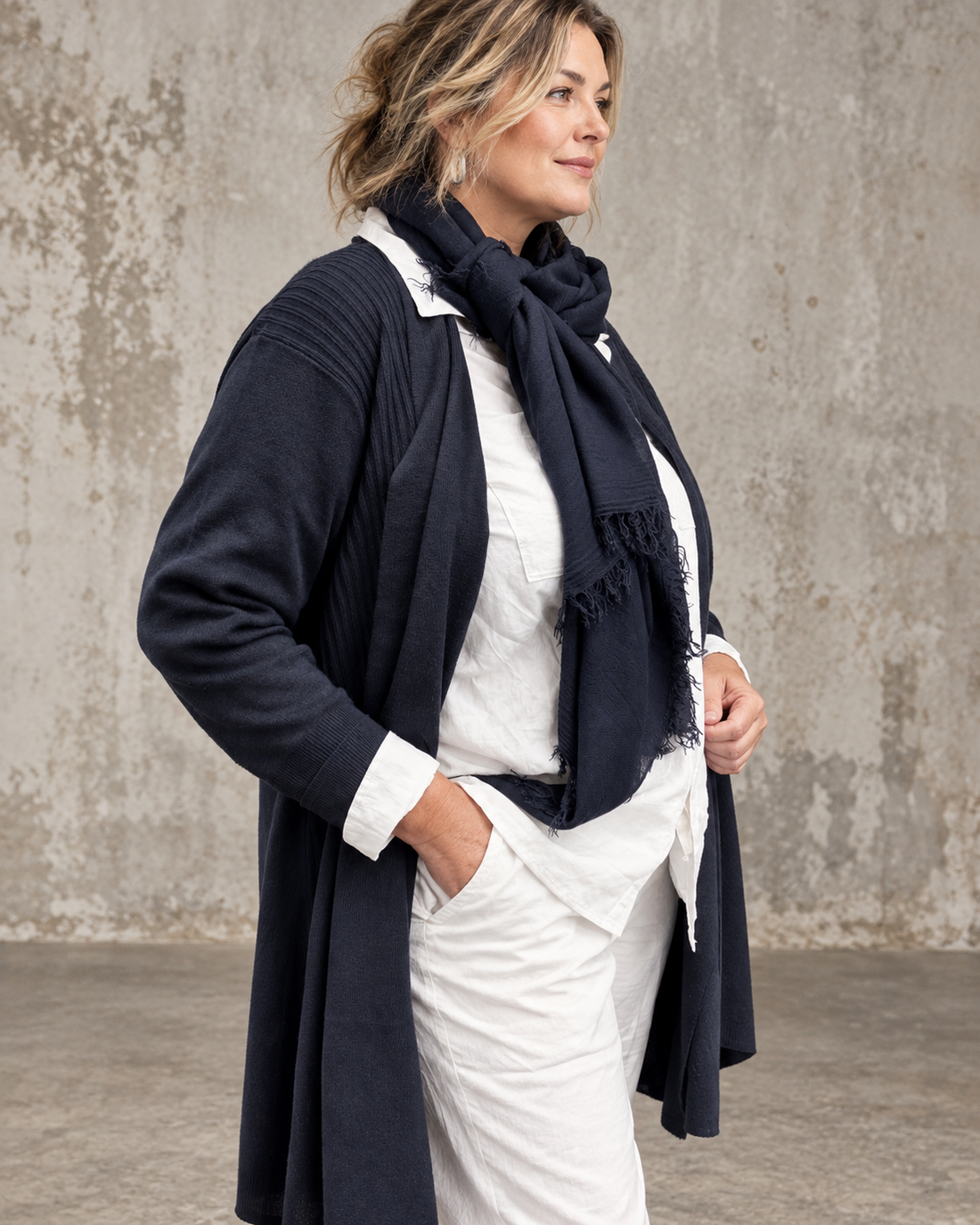 **Alt-tekst:** Samanda 2 plus size cardigan fra Wasabi i sort med lange ærmer, åben front og ribstrikkede detaljer ved skuldrene. Findes også i marine. Billedet er AI-genereret.
