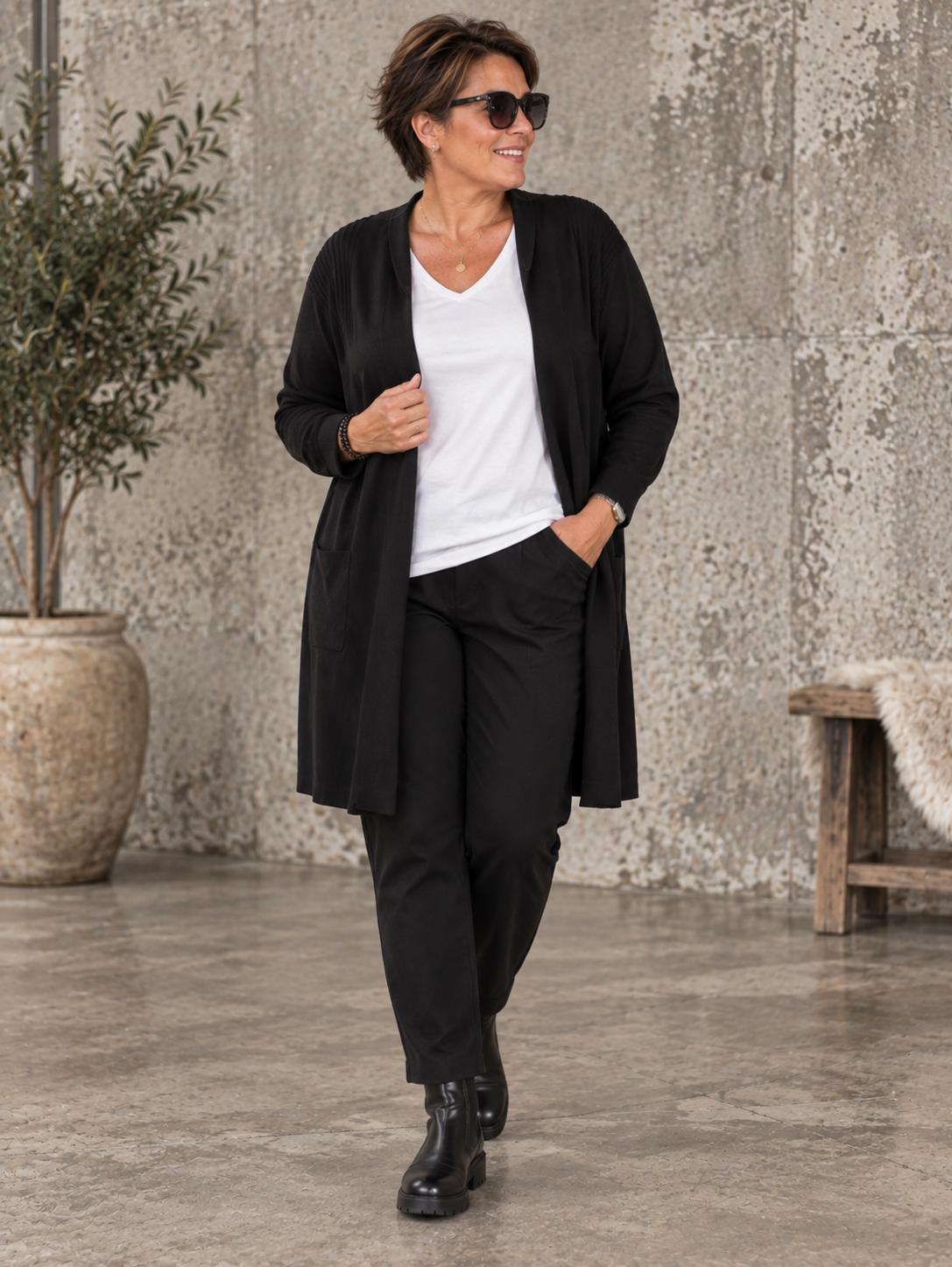 **Alt-tekst:** Samanda 2 plus size cardigan fra Wasabi i sort med lange ærmer, åben front og ribstrikkede detaljer ved skuldrene. Findes også i marine. Billedet er AI-genereret.
