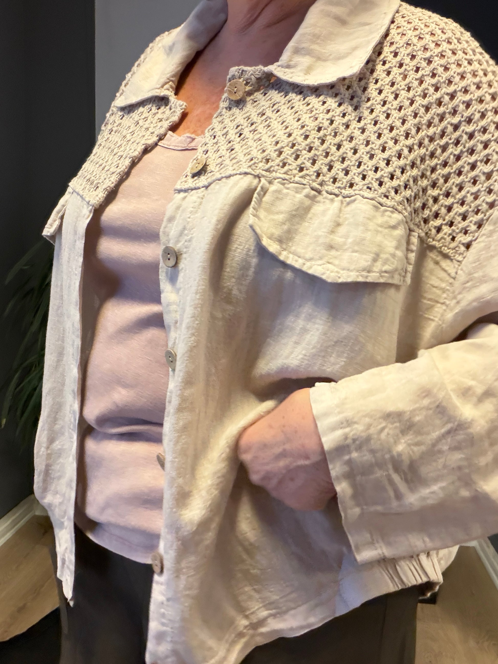 Sofie hørjakke løs og blød hør kvalitet strik kvalitet foroven og bagpå gennem knappet med træknapper en smart og let jakke eller skjorte,som kan være til pynt eller hverdag.