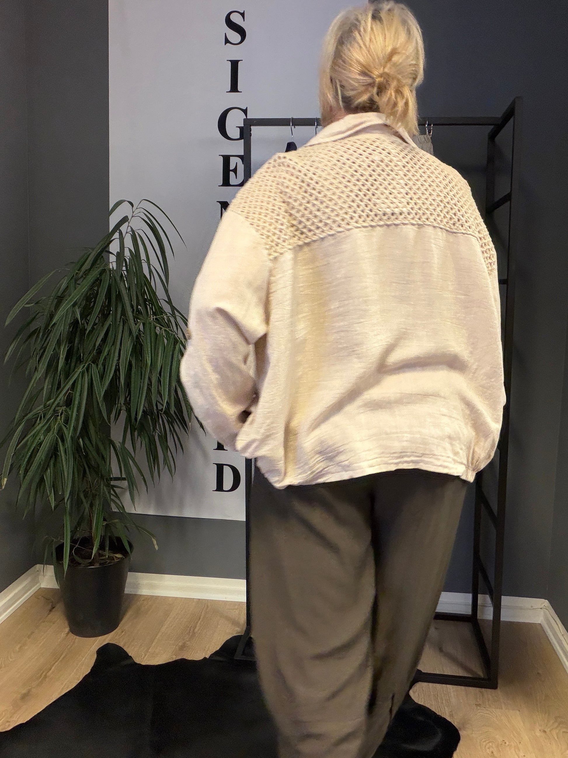 Sofie hørjakke løs og blød hør kvalitet strik kvalitet foroven og bagpå gennem knappet med træknapper en smart og let jakke eller skjorte,som kan være til pynt eller hverdag.