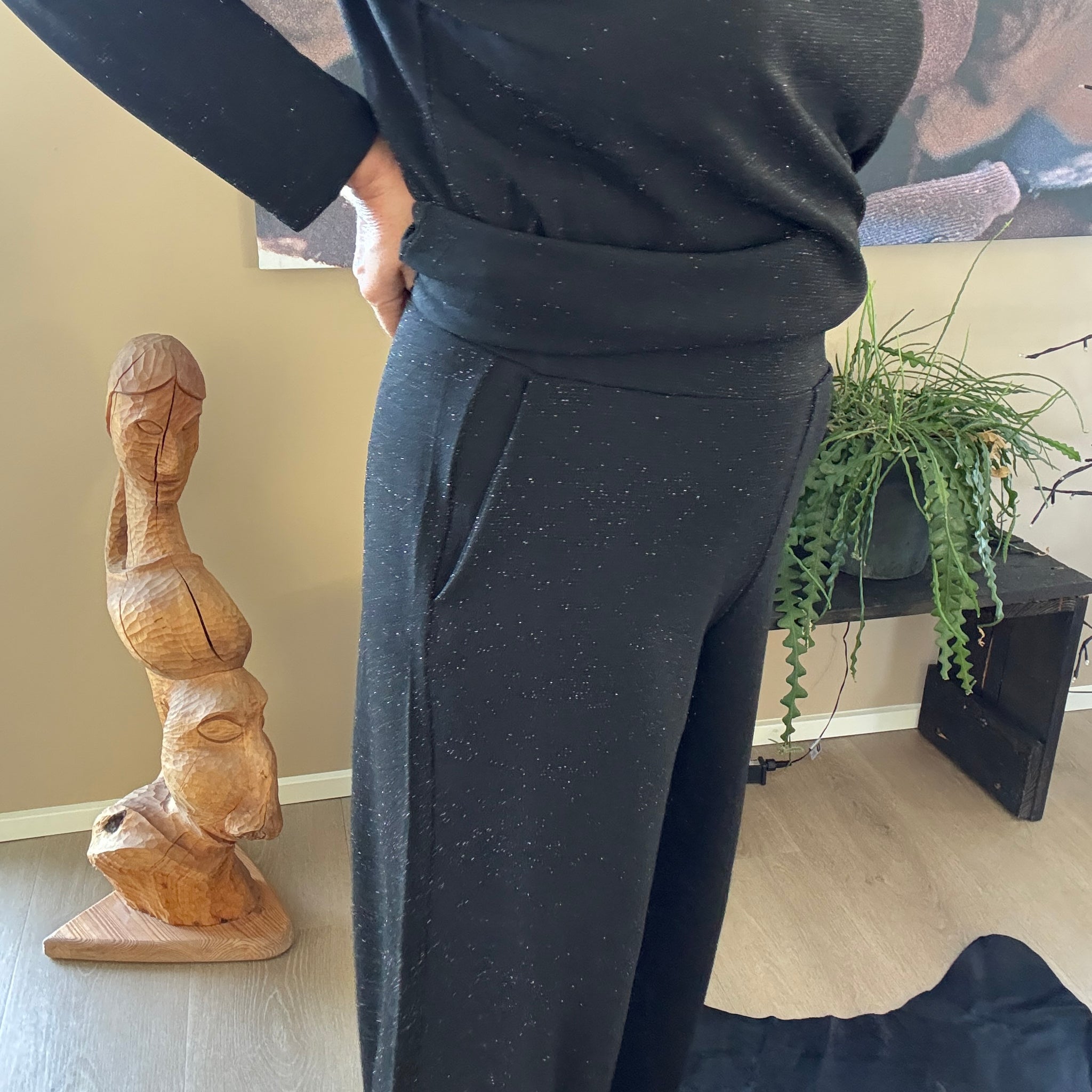 Smart glimmer buks med masser af stræk, bredt elastisk stykke i livet, lommer og brede ben. Den er ligeså behagelig som en jogging-buks, og er samtidig pyntet, det er jo en win-win!