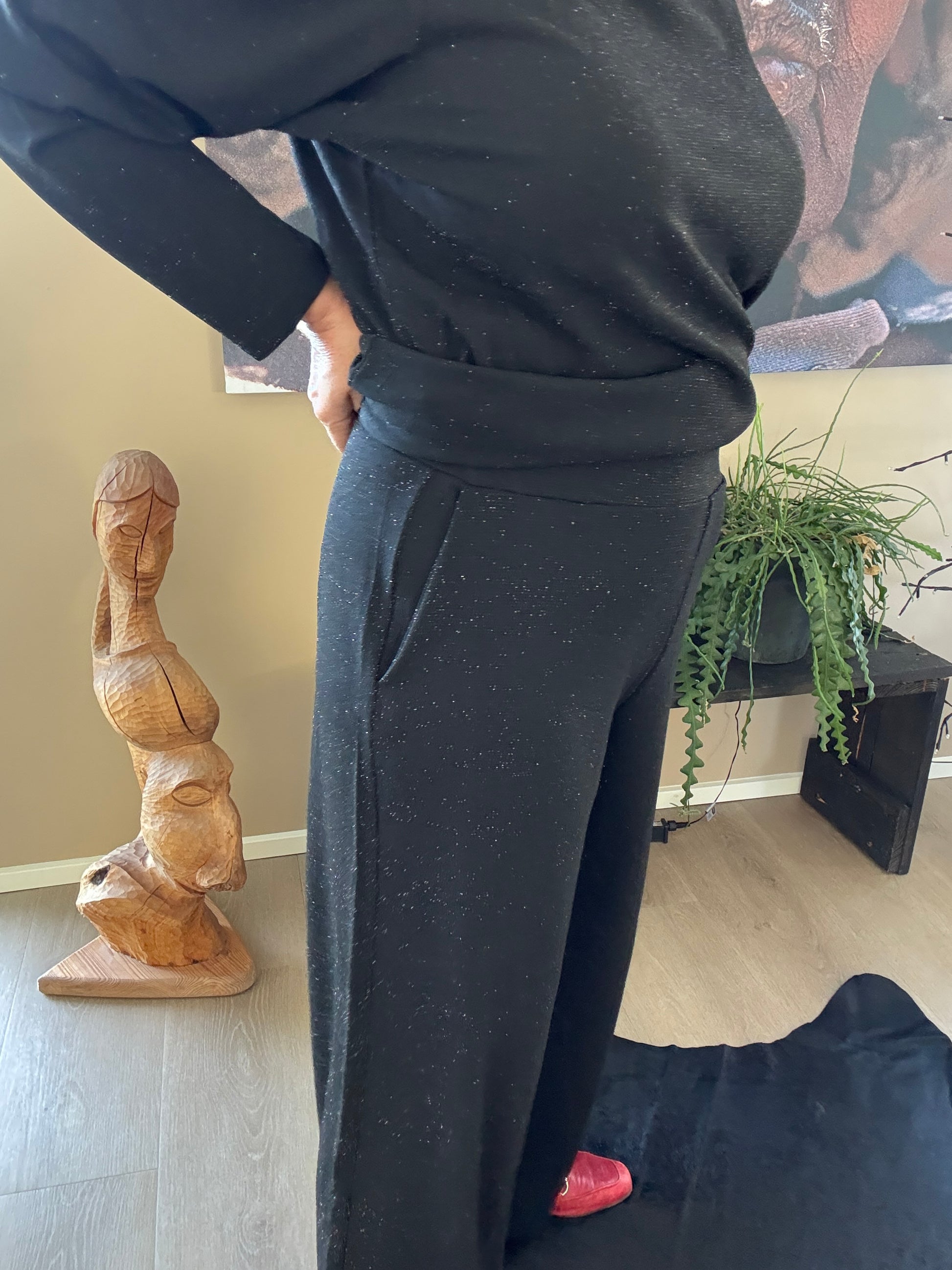 Smart glimmer buks med masser af stræk, bredt elastisk stykke i livet, lommer og brede ben. Den er ligeså behagelig som en jogging-buks, og er samtidig pyntet, det er jo en win-win!