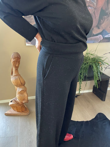 Smart glimmer buks med masser af stræk, bredt elastisk stykke i livet, lommer og brede ben. Den er ligeså behagelig som en jogging-buks, og er samtidig pyntet, det er jo en win-win!