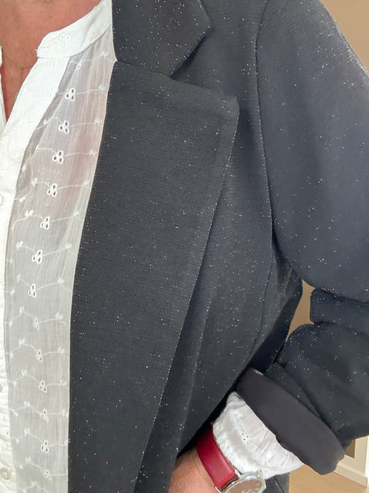 Glimmer blazer til plus size kvinden, der gerne vil gøre sit outfit lidt pyntet og smart. Blød og behagelig kvalitet.