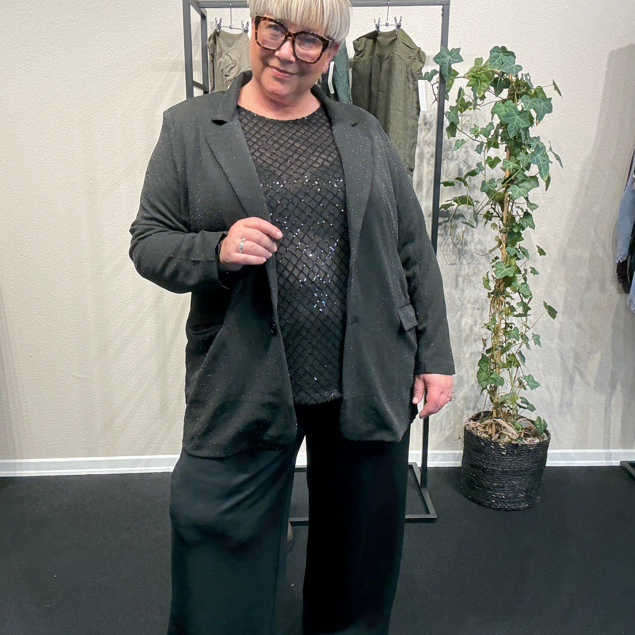 Glimmer blazer til plus size kvinden, der gerne vil gøre sit outfit lidt pyntet og smart. Blød og behagelig kvalitet.