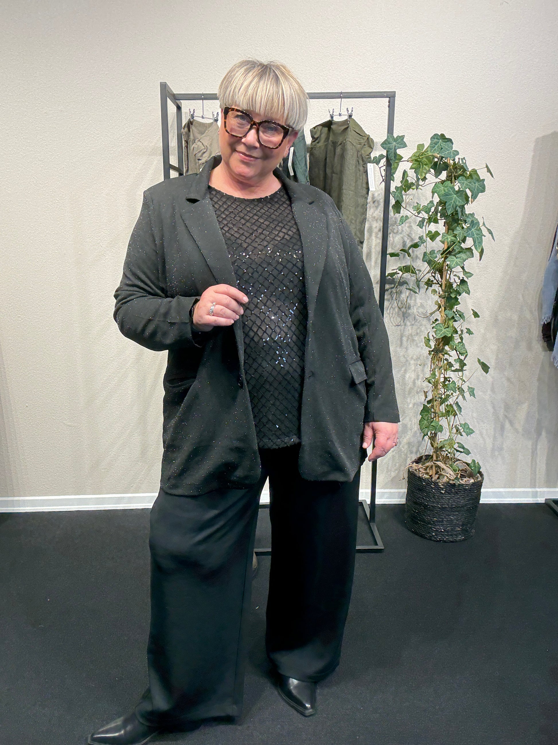 Glimmer blazer til plus size kvinden, der gerne vil gøre sit outfit lidt pyntet og smart. Blød og behagelig kvalitet.