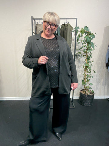 Glimmer blazer til plus size kvinden, der gerne vil gøre sit outfit lidt pyntet og smart. Blød og behagelig kvalitet.