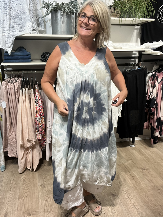 Plus size kjole perfekt til sommervejret. Den er med v-hals både foran og bagpå.
