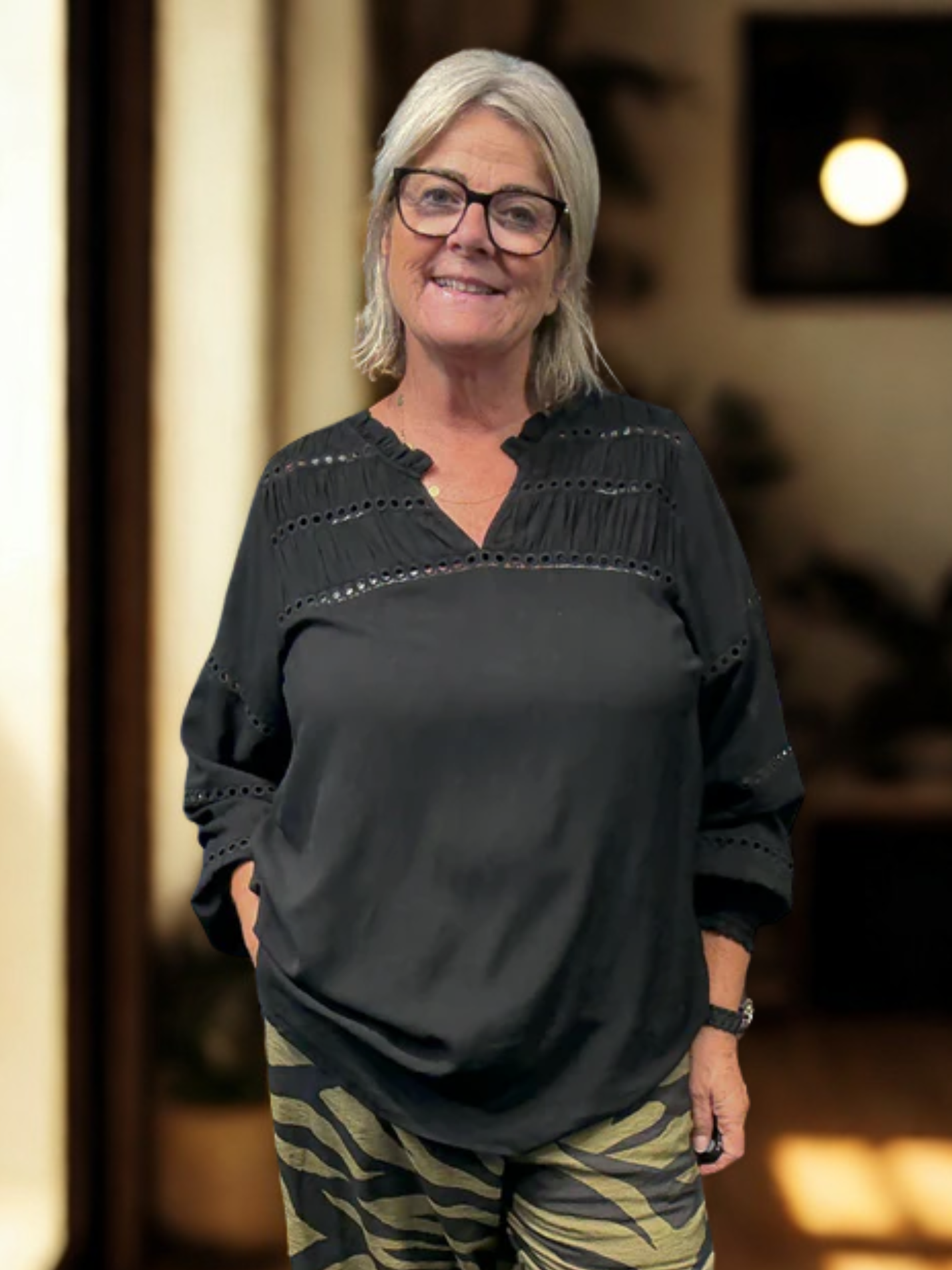 Smart plus size skjorte med flotte hul-detaljer. Den er med smock forneden på ærmet, så det nemt kan trækkes op og sættes hvor man ønsker på armen. Den findes op til en str. 58.

*Baggrunden i billedet er AI-genereret.