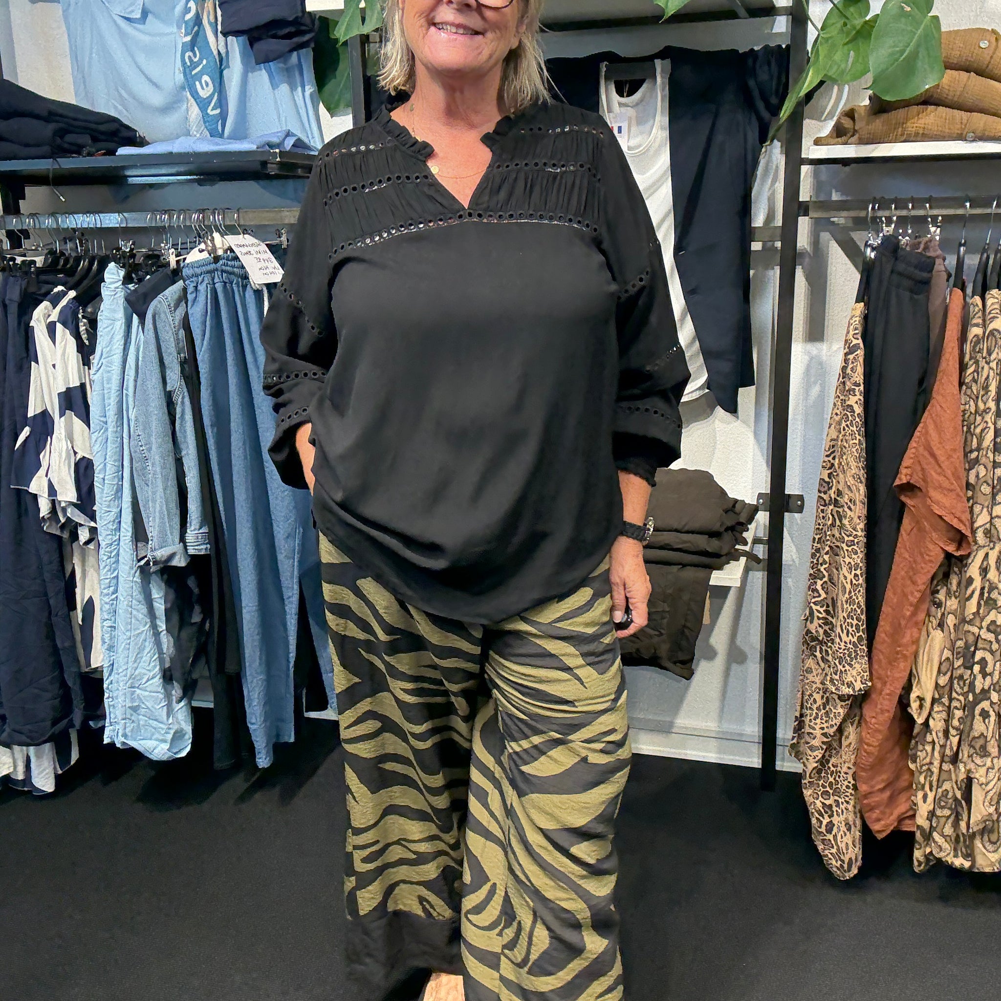 Smart plus size skjorte med flotte hul-detaljer. Den er med smock forneden på ærmet, så det nemt kan trækkes op og sættes hvor man ønsker på armen. Den findes op til en str. 58.