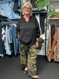 Smart plus size skjorte med flotte hul-detaljer. Den er med smock forneden på ærmet, så det nemt kan trækkes op og sættes hvor man ønsker på armen. Den findes op til en str. 58.