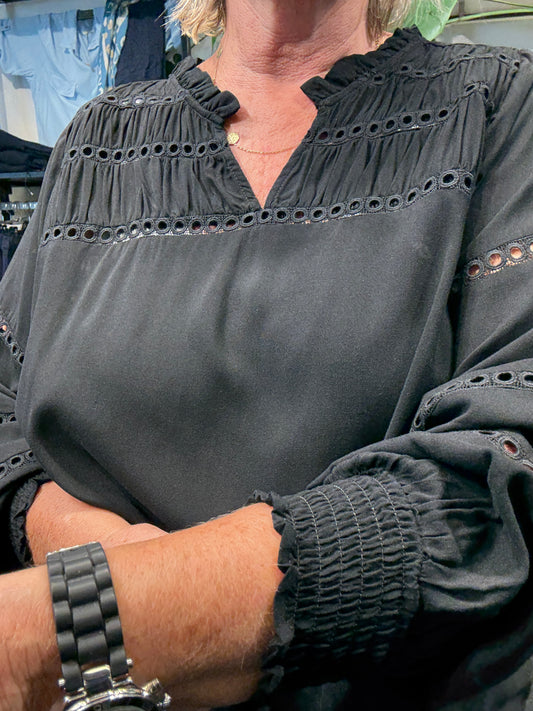 Smart plus size skjorte med flotte hul-detaljer. Den er med smock forneden på ærmet, så det nemt kan trækkes op og sættes hvor man ønsker på armen. Den findes op til en str. 58.
