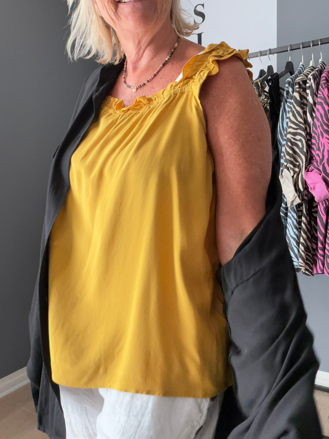 “Ensfarvet plus size top fra Wasabi Concept i blød viskosekvalitet. SIA 41 har en løs og komfortabel pasform med rund hals og korte ærmer. Det enkle, tidløse design gør toppen nem at style til både hverdag og lag-på-lag outfits.”