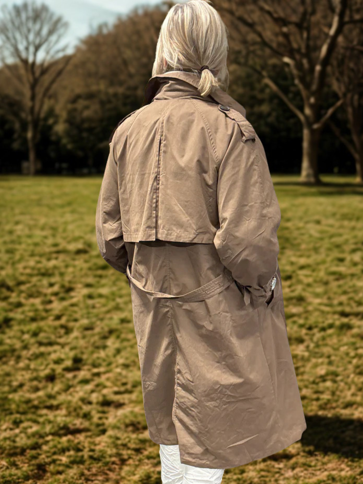 Trenchcoat til plus size kvinden - den har en rigtig god pasform. Perfekt til foråret og sommeren. 