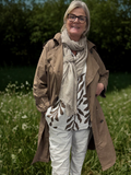 Trenchcoat til plus size kvinden - den har en rigtig god pasform. Perfekt til foråret og sommeren. 