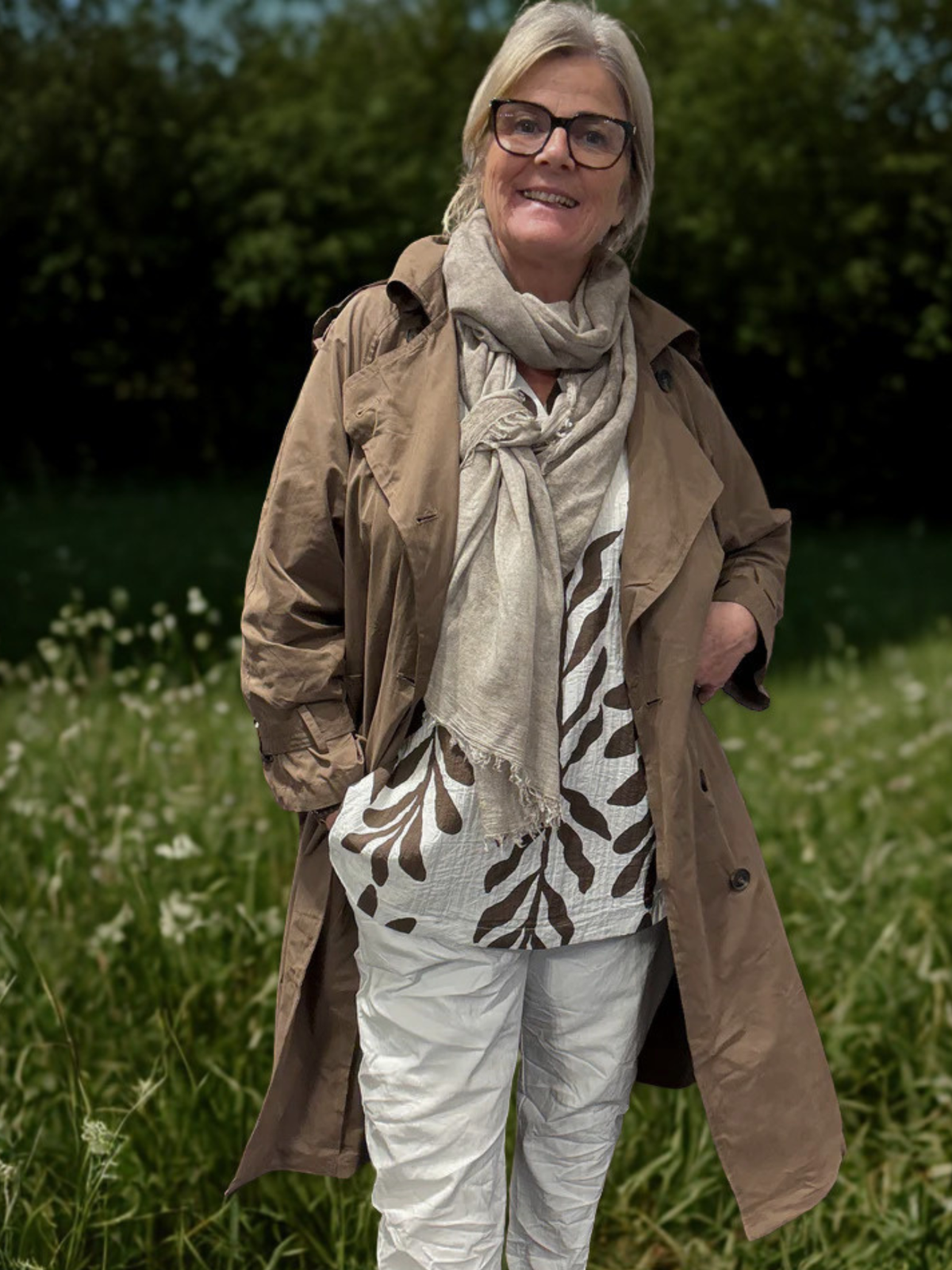 Trenchcoat til plus size kvinden - den har en rigtig god pasform. Perfekt til foråret og sommeren. 
