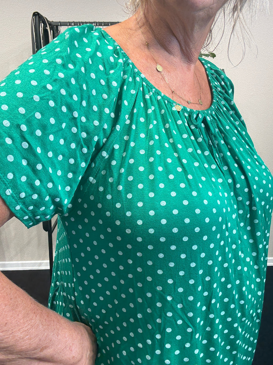 Prik t-shirten fra Sigensgaard. Den er med elastik ved halsen og så er den i en dejlig tynd kvalitet, som er perfekt til sommervejret. 

Billedet er genereret vha. AI teknologi, for at vise blusen på en person. 