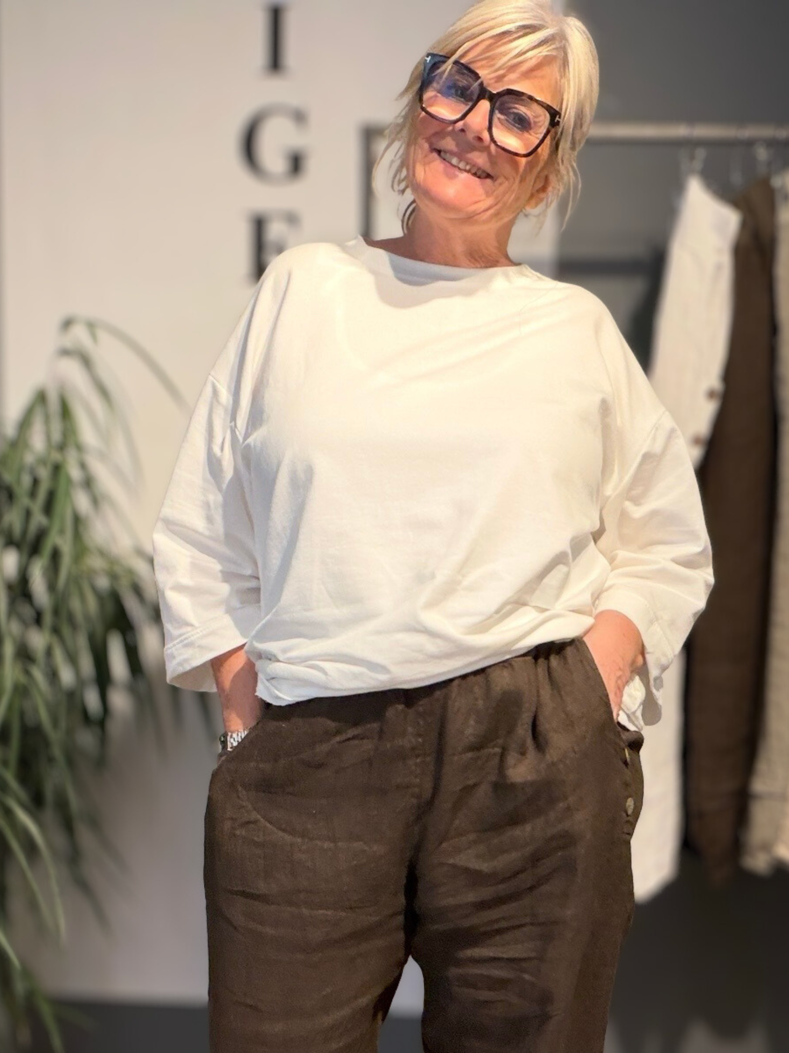 Skøn basic T-shirt, rund i hals og med 7/8 del langt ærme. Den kedelige vi ikke kan undvære.