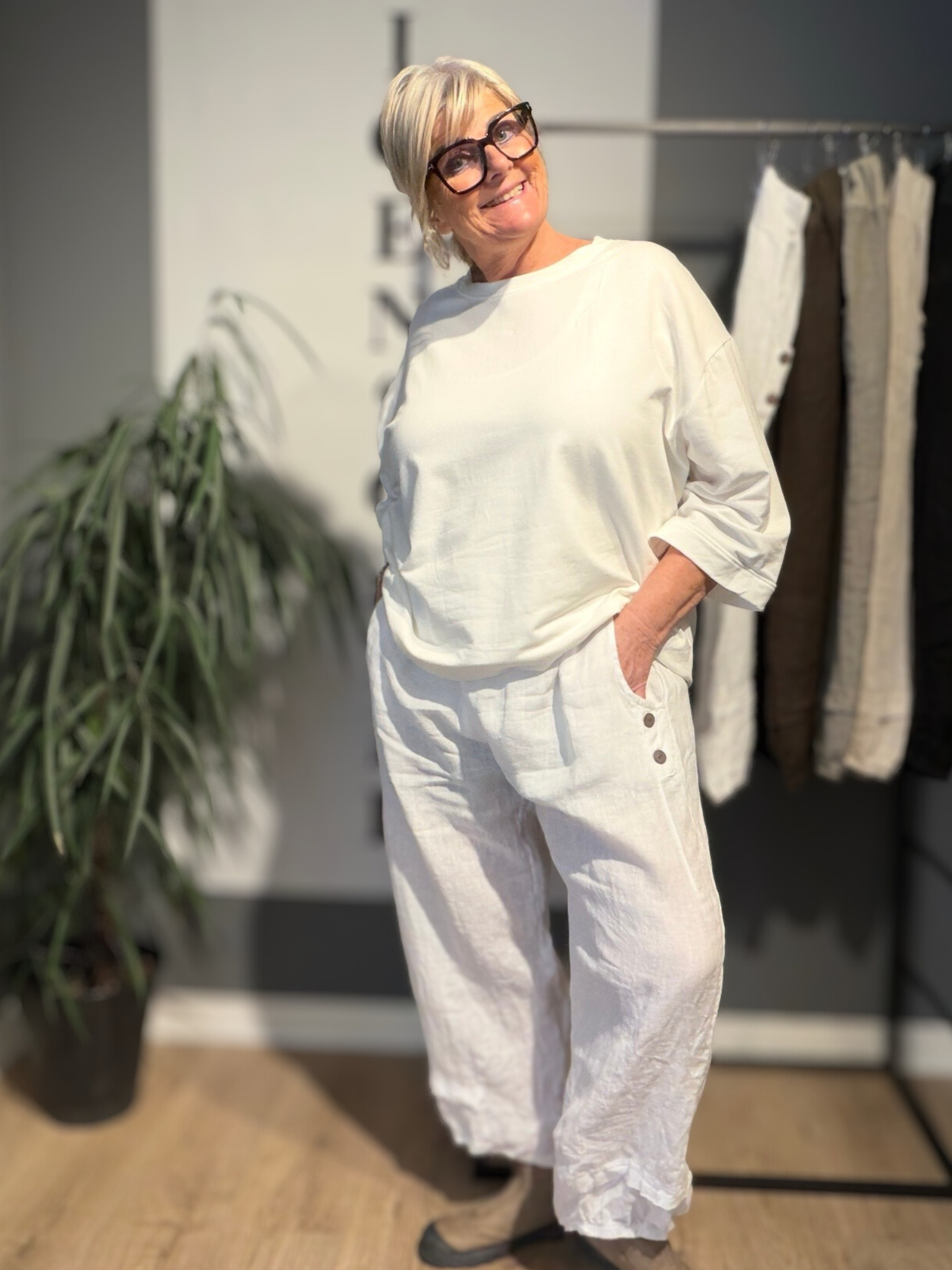 Skøn basic T-shirt, rund i hals og med 7/8 del langt ærme. Den kedelige vi ikke kan undvære.