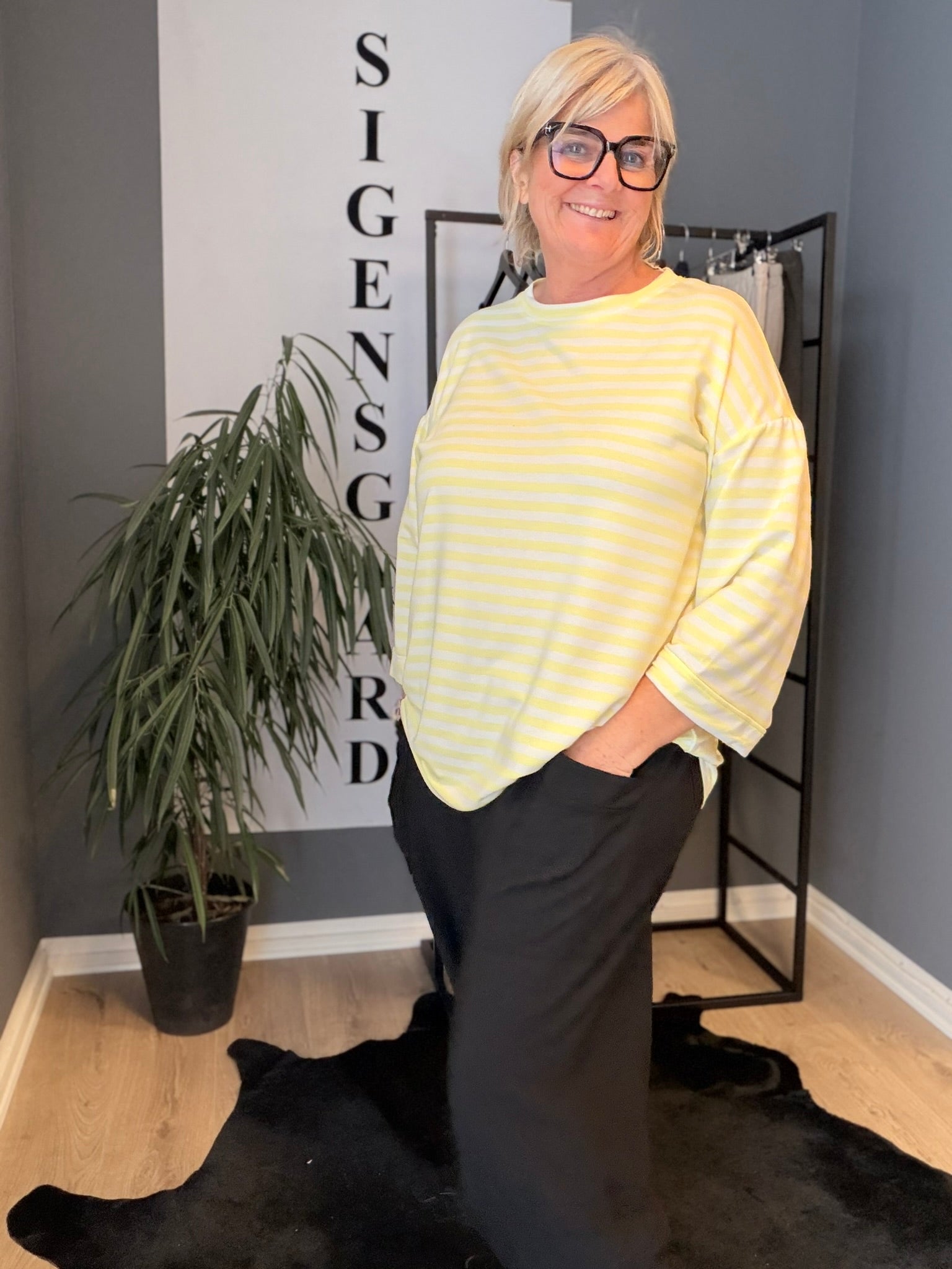 Sille r eb stribet T-shirt i forskellig farver rund i hals og med 3/4 ærme.