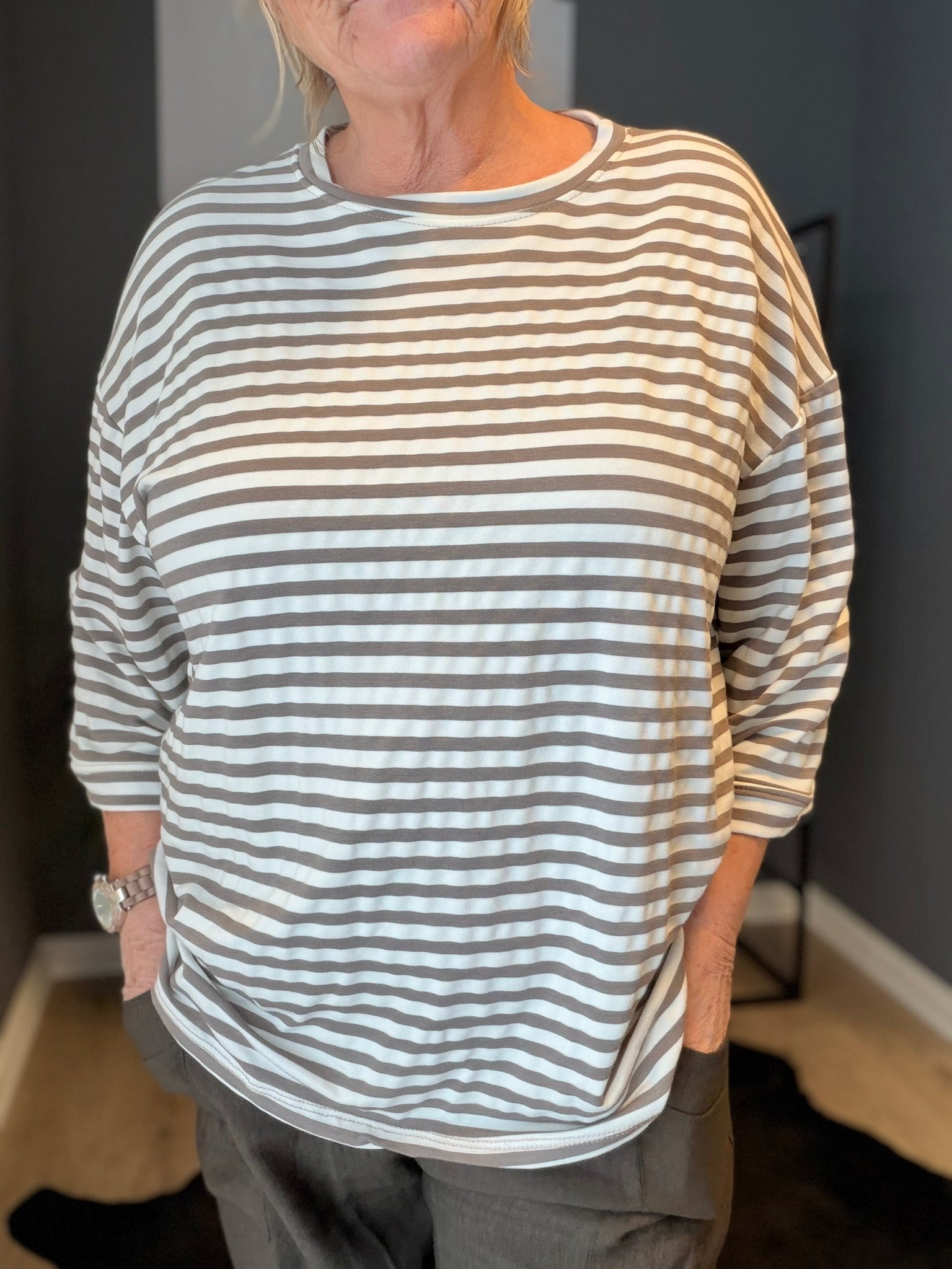 Sille r eb stribet T-shirt i forskellig farver rund i hals og med 3/4 ærme.