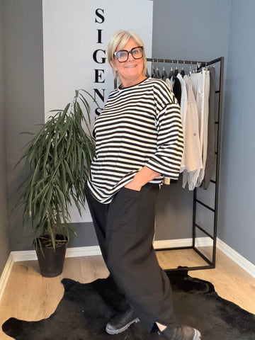 Sille r eb stribet T-shirt i forskellig farver rund i hals og med 3/4 ærme.