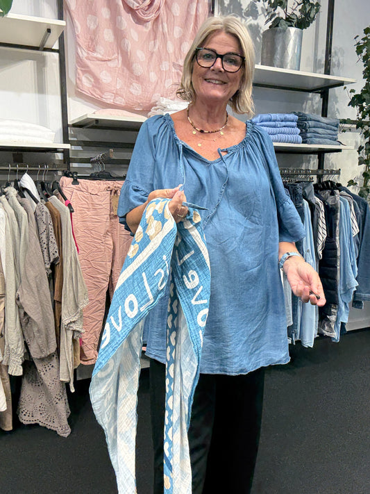 Silo i 2 jeans farver  elastik omkring hals kort ærme,en rigtig sommer bluse til plussze fra sigensgaard.dk