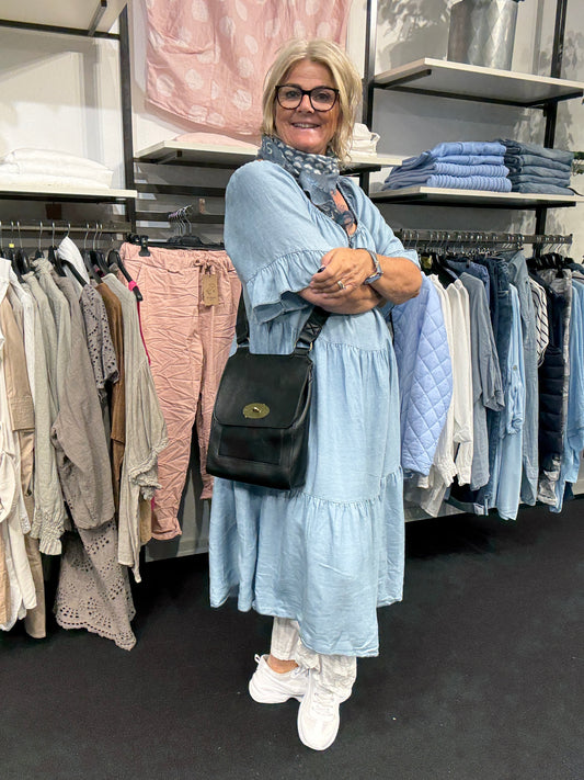 Silo jeans kjole i tencel til pluspiger kort ærme og rund i hals.