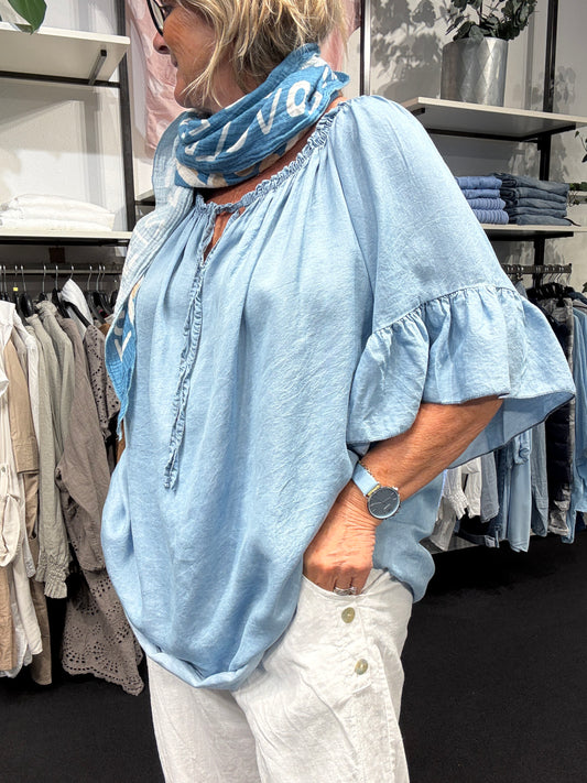 Silo i lys jeans elastik omkring hals kort ærme,en rigtig sommer bluse til plussze fra sigensgaard.dk
