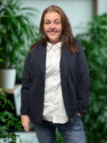 Sina 1 plus size sort blazer fra wasabi som går op til størrelse 58, den perfekte blazer uden foer. Karoline på billedet bruger en str. 46/48.

Baggrunden er genereret vha. AI-teknologi.