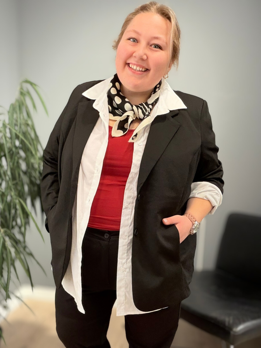 Sina 1 plussize sort blazer fra wasabi som går op til størrelse 58,den perfekte blazer uden foer.På billed her har jeg sina 2 buks til som er i samme kvalitet.