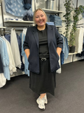 Wasabi blazer i marine, som er brugbar til mange formål. Den er til plus pigen som elsker et sofistikeret look. Blazeren er ekstra behagelig fordi den er uden foer.