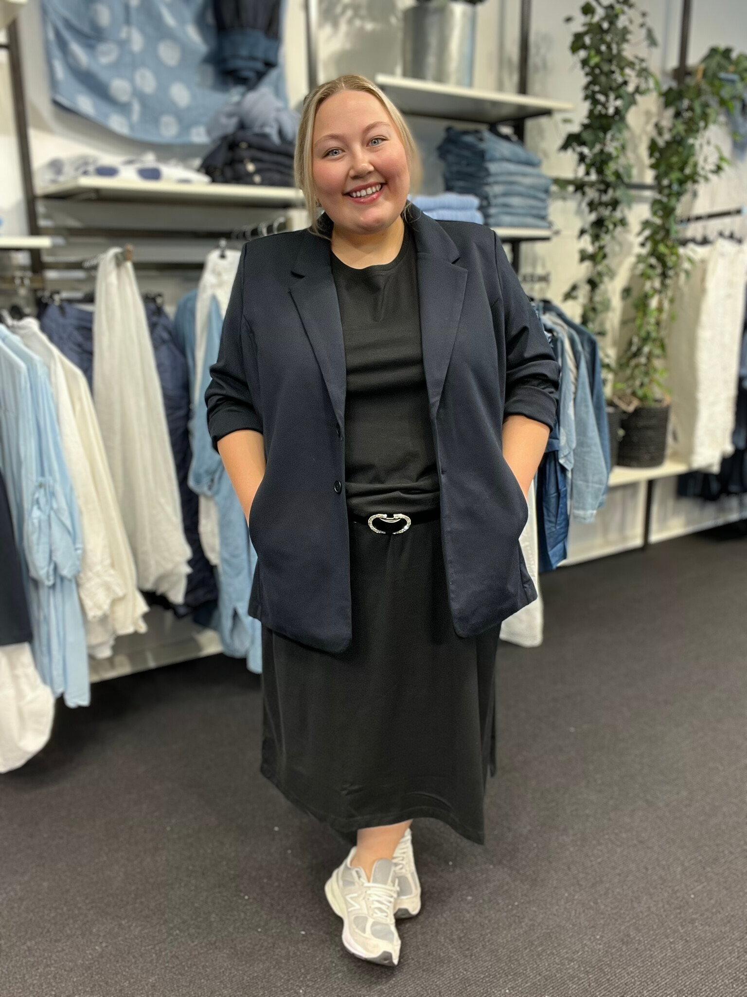 Wasabi blazer i marine, som er brugbar til mange formål. Den er til plus pigen som elsker et sofistikeret look. Blazeren er ekstra behagelig fordi den er uden foer.