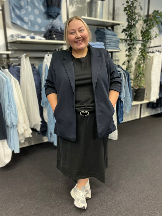 Wasabi blazer i marine, som er brugbar til mange formål. Den er til plus pigen som elsker et sofistikeret look. Blazeren er ekstra behagelig fordi den er uden foer.