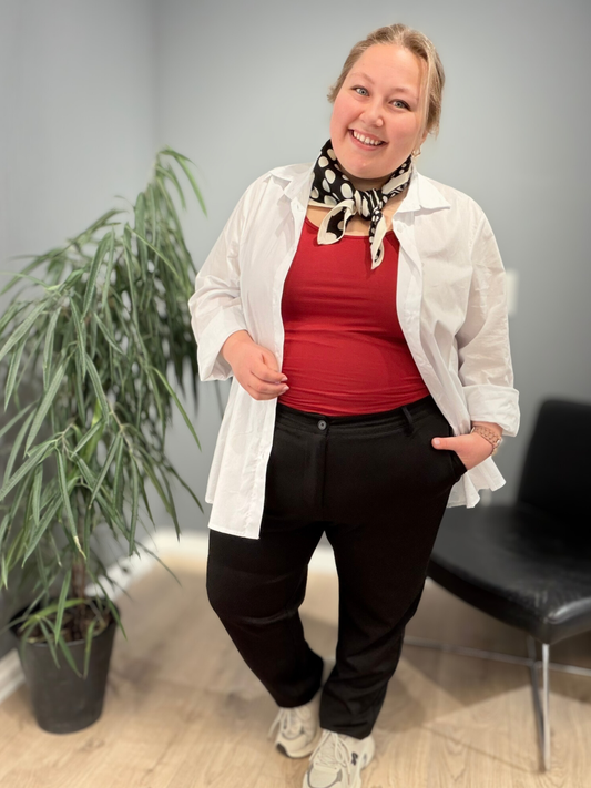 Sina 2 i sort er en plus size buks med plads over mave men stadig smal i ben, konfektions plus size buks.