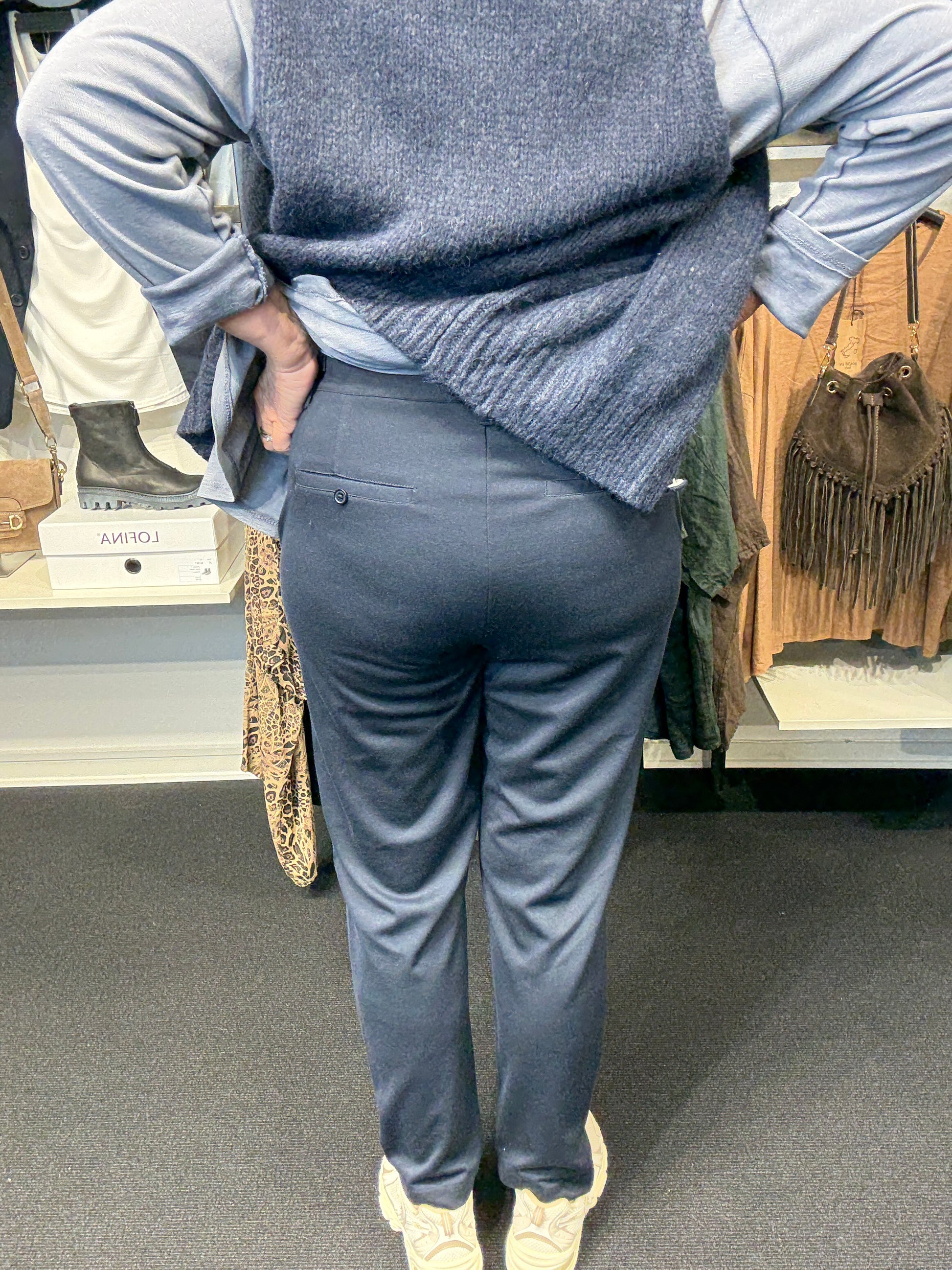 Sina 2 i marine plussize buks med plads over mave men stadig smal i ben,konfektions plussize buks denne er Marine wasabi er til pluspiger.