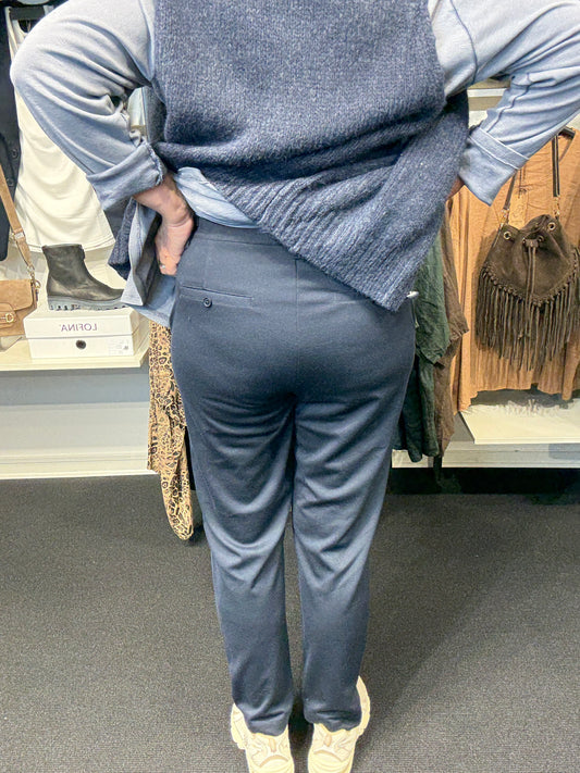 Sina 2 i marine plussize buks med plads over mave men stadig smal i ben,konfektions plussize buks denne er Marine wasabi er til pluspiger.