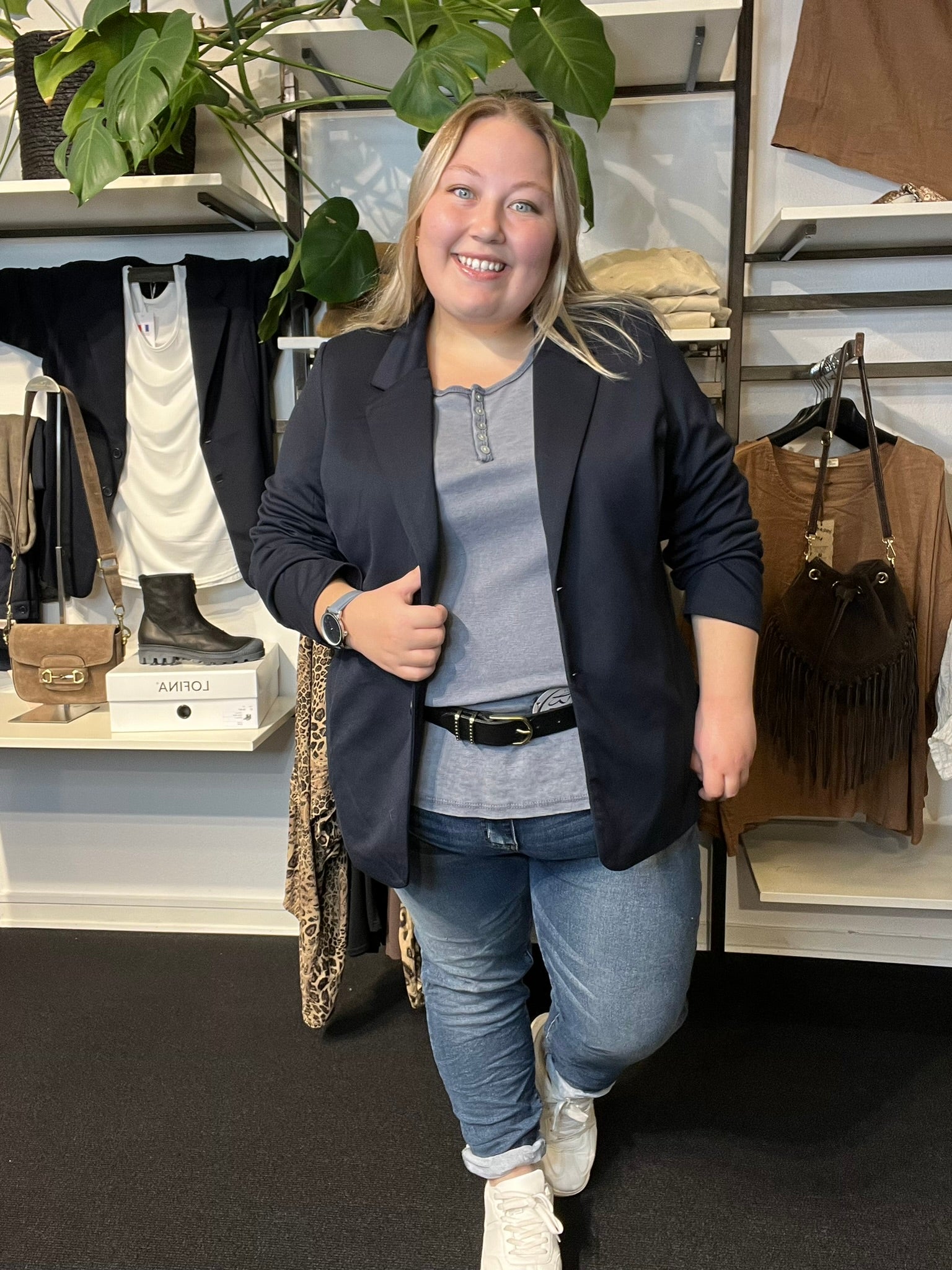 Sina 1 blazer her i den sorte sammen med nala jeans og naja T-shirt i blå plussize blazer og jeans fra Sigensgaard.dk