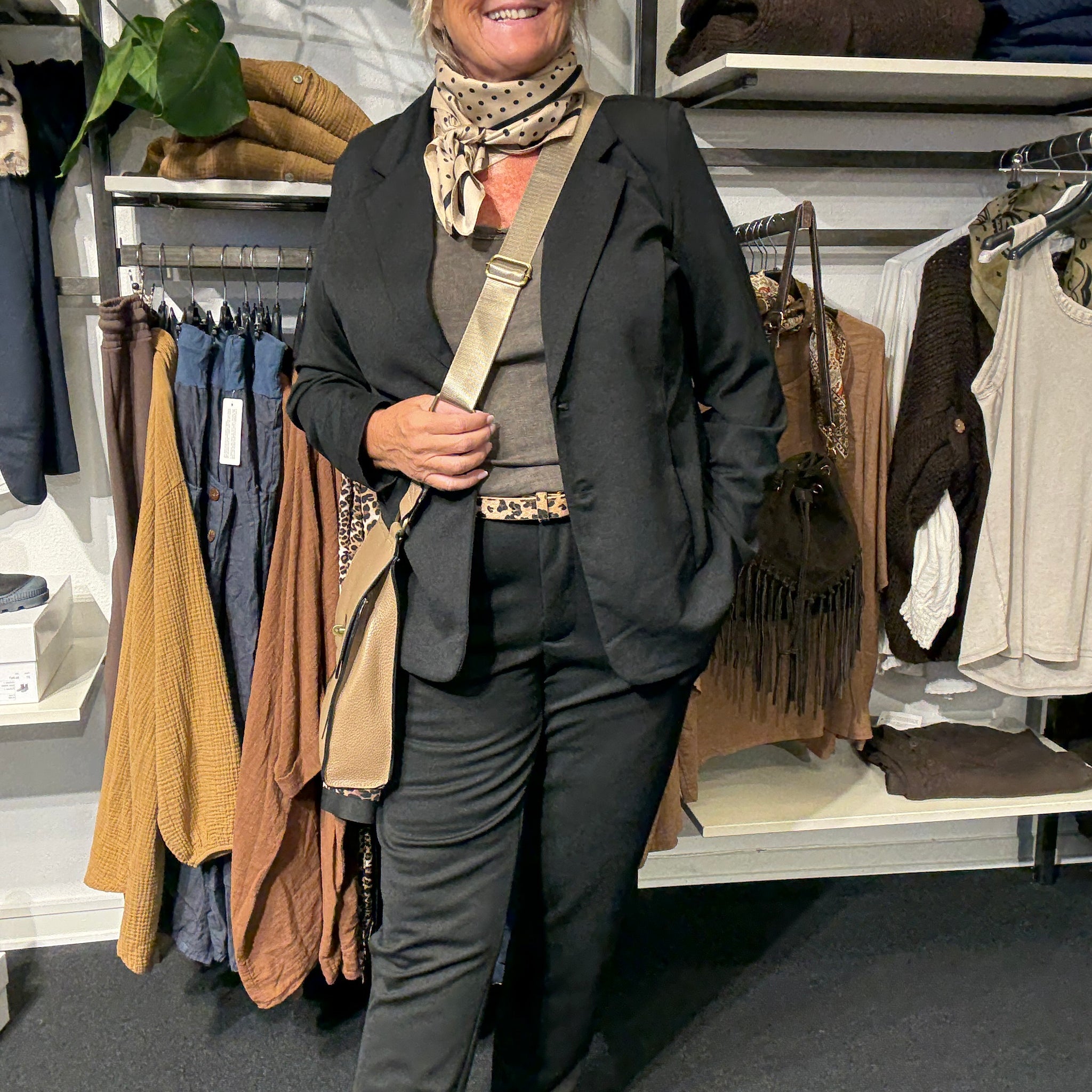 Sina 1 plussize sort blazer fra wasabi som går op til størrelse 58,den perfekte blazer uden foer.På billed her har jeg sina 2 buks til som er i samme kvalitet.