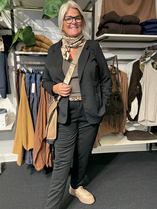 Sina 1 plussize sort blazer fra wasabi som går op til størrelse 58,den perfekte blazer uden foer.På billed her har jeg sina 2 buks til som er i samme kvalitet.