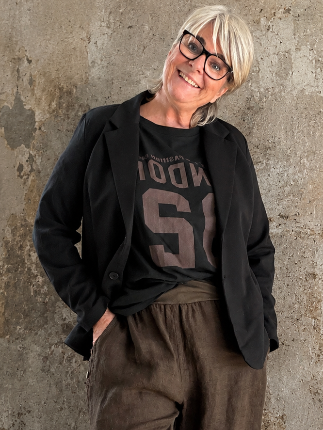 Sina 1 Plus Size blazer i navy med klassisk snit, reverskrave og komfortabel pasform. Vist på kurvet model i størrelse 46/48 stylet med hvid skjorte og jeans.