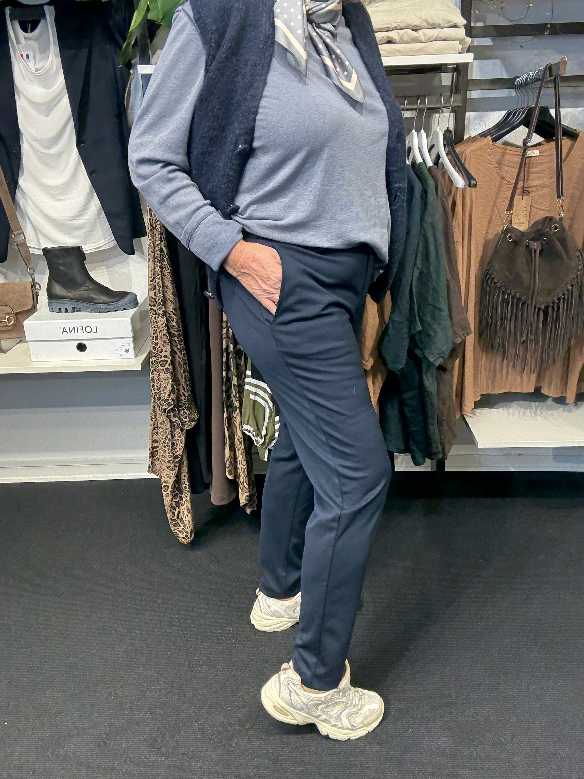 Sina 2 i marine plussize buks med plads over mave men stadig smal i ben,konfektions plussize buks denne er Marine wasabi er til pluspiger.