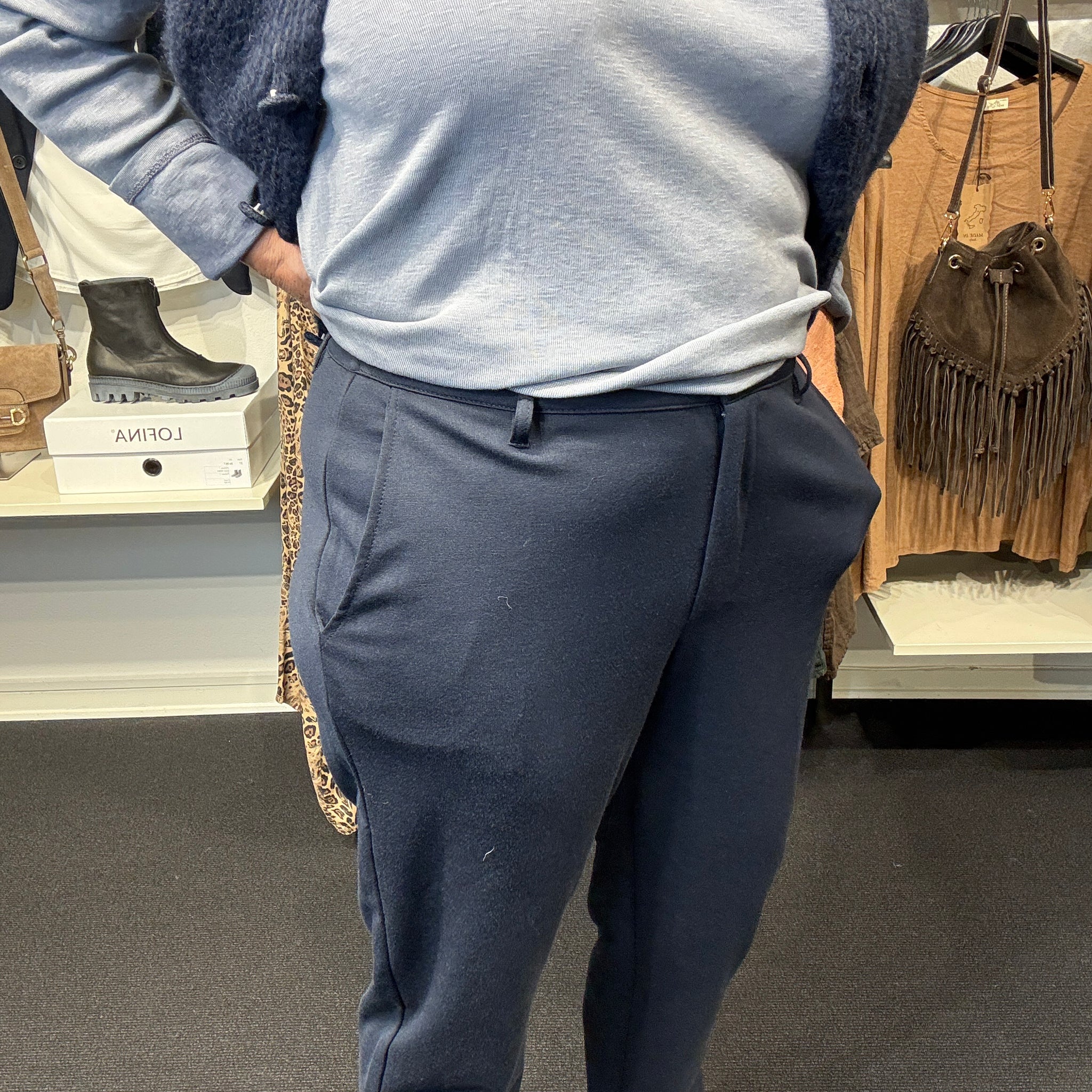 Sina 2 i marine plussize buks med plads over mave men stadig smal i ben,konfektions plussize buks denne er Marine wasabi er til pluspiger.