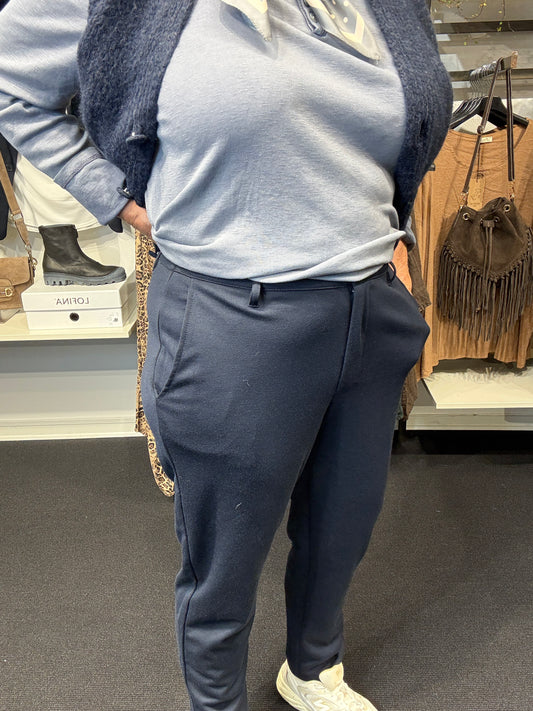 Sina 2 i marine plussize buks med plads over mave men stadig smal i ben,konfektions plussize buks denne er Marine wasabi er til pluspiger.