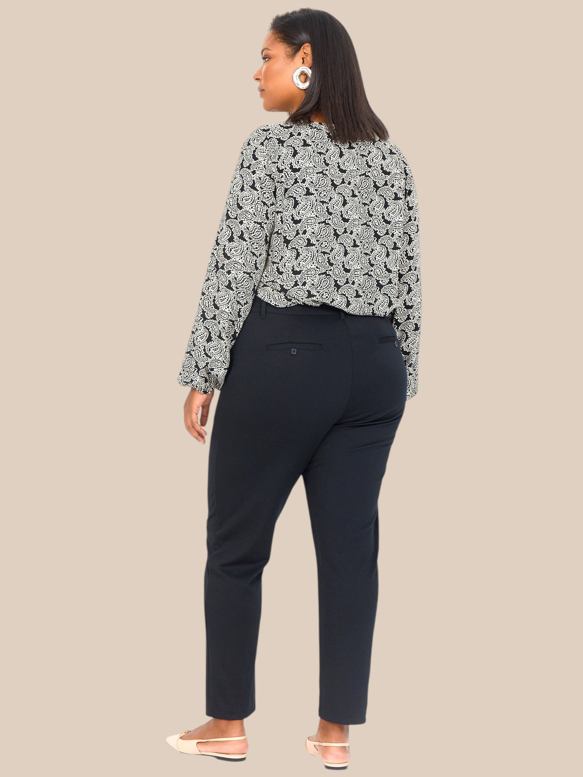 Sina 2 i marine plussize buks med plads over mave men stadig smal i ben,konfektions plussize buks denne er sort wasabi er til pluspiger.