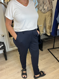 Sina 2 i marine plussize buks med plads over mave men stadig smal i ben,konfektions plussize buks denne er Marine wasabi er til pluspiger.