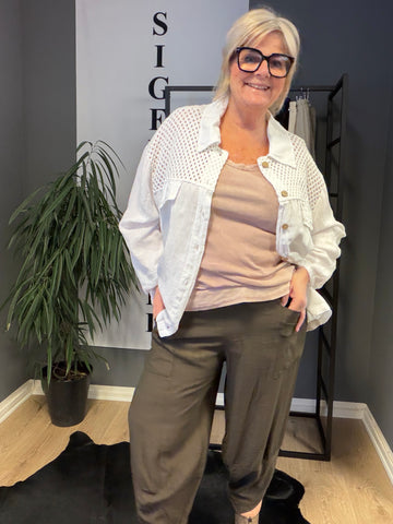 Sofie hørjakke løs og blød hør kvalitet strik kvalitet foroven og bagpå gennem knappet med træknapper en smart og let jakke eller skjorte,som kan være til pynt eller hverdag.