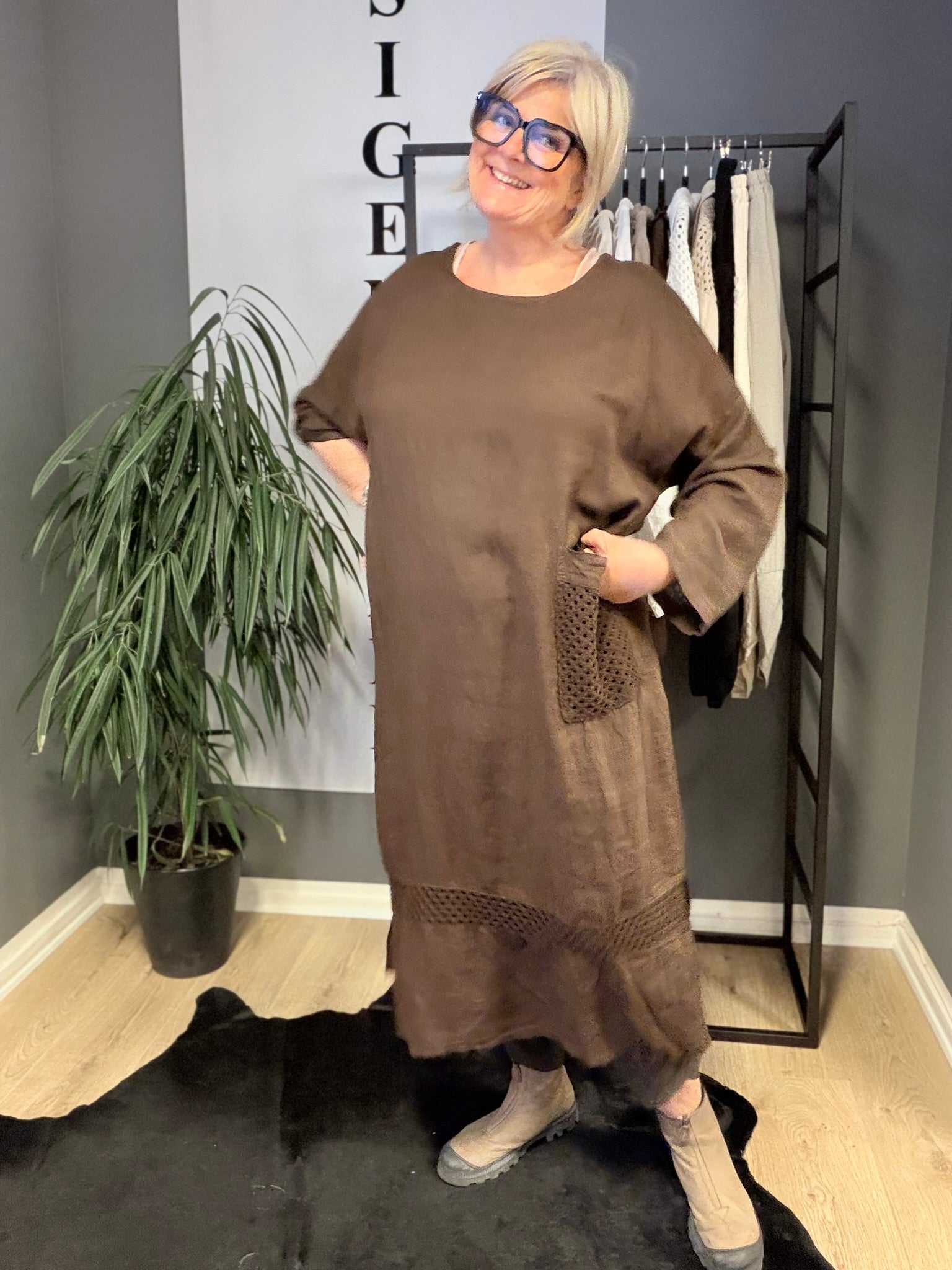 Sofie lang hørkjole i 3 forskellig farver denne er taupe 